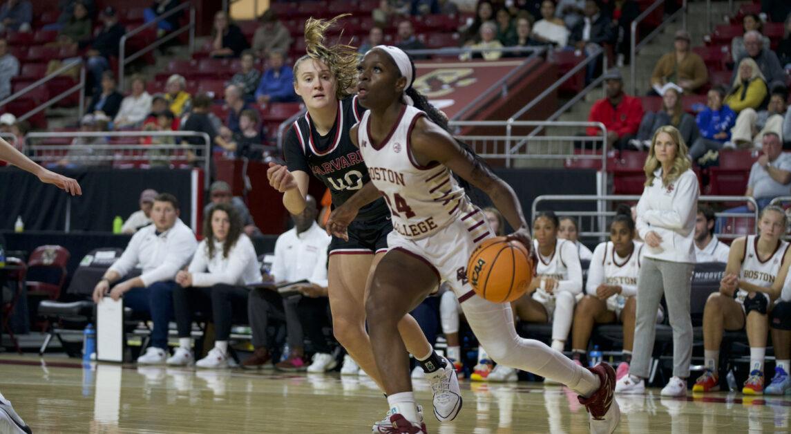 Dontavia Waggoner, pictured above, tallied a team-high 17 points in Thursday's loss. (Alina Chen / Heights Staff)